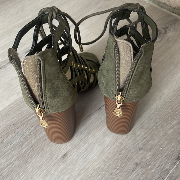 Heels - Picture 2 of 6